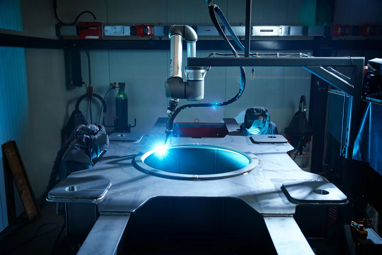 welding-cobot-at-work-on-welding-station